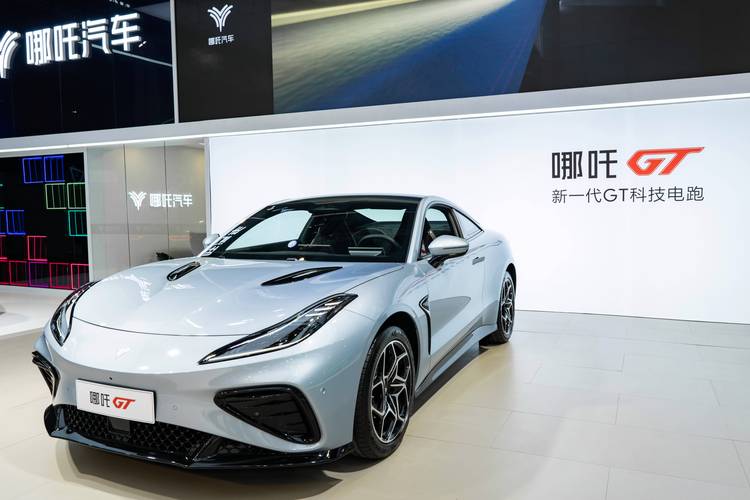 深圳282哪吒汽车在智能汽车领域的表现，领途汽车在新能源汽车市场中的影响力